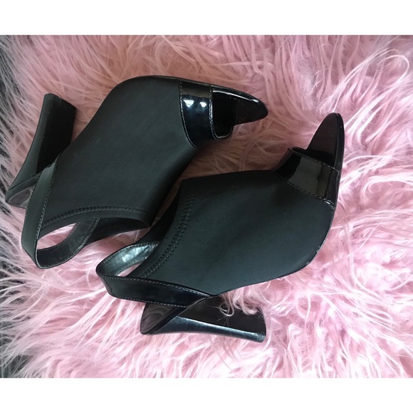 Adrienne Vittadini | Black Peep Toe Heel - Picture 2 of 6